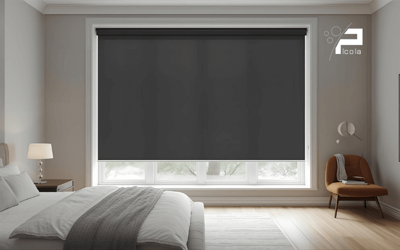 Estor opaco blackout instalado en dormitorio moderno