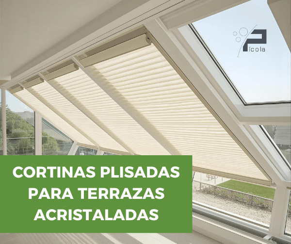 Cortinas plisadas instaladas en terraza acristalada moderna bloqueando calor solar con cristales inclinados