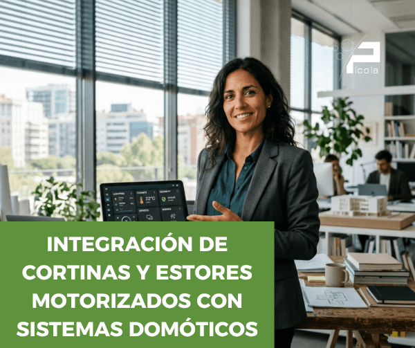 arquitecto revisando panel control domotico knx oficina