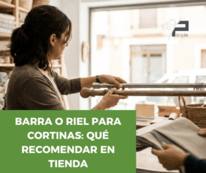 vendedora de tienda de decoracion muestra barra y riel de cortina a cliente