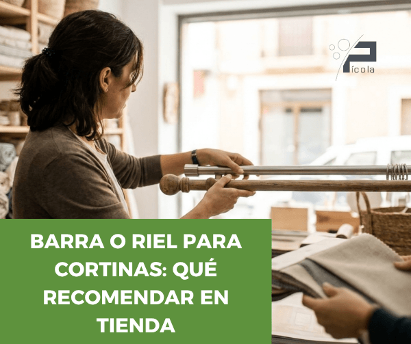 vendedora de tienda de decoracion muestra barra y riel de cortina a cliente