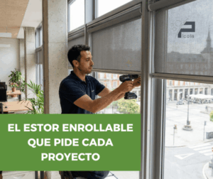 estor enrollable con guias laterales instalado en ventana de oficina