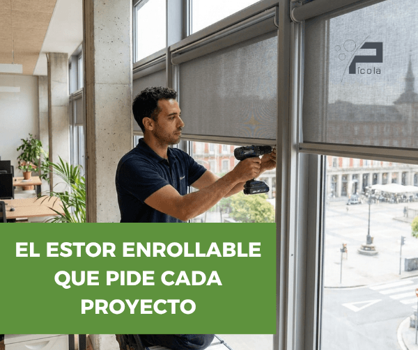 estor enrollable con guias laterales instalado en ventana de oficina